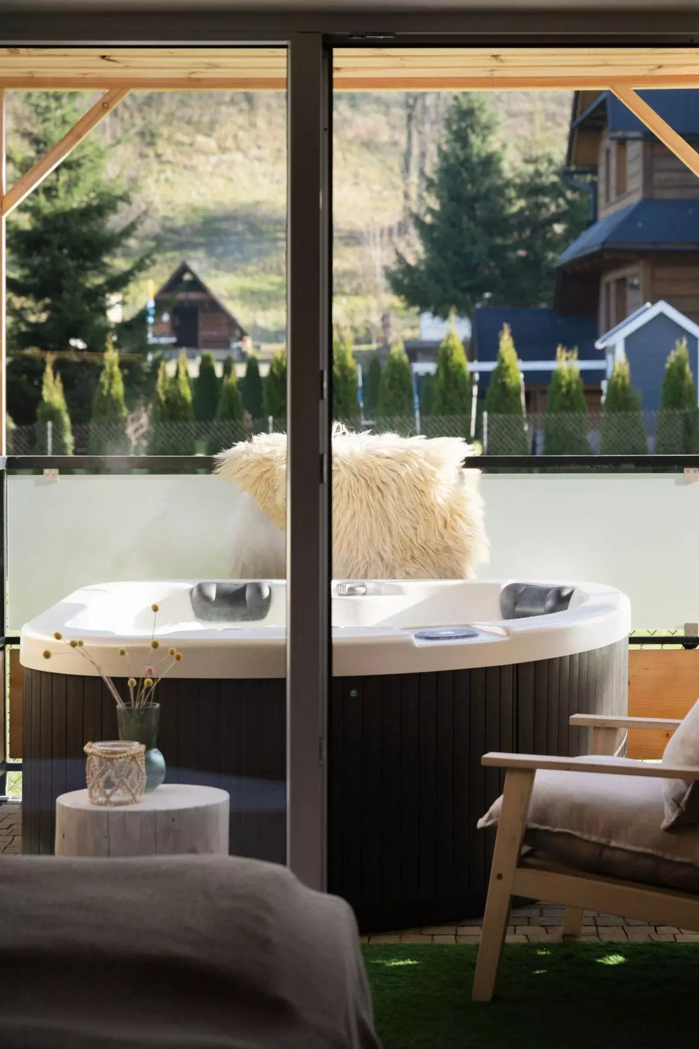 Apartament 1, prywatne jacuzzi na tarasie z widokiem na góry
