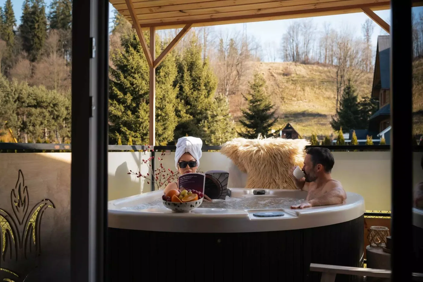 Apartament 2, prywatne jacuzzi pod drewnianą pergolą
