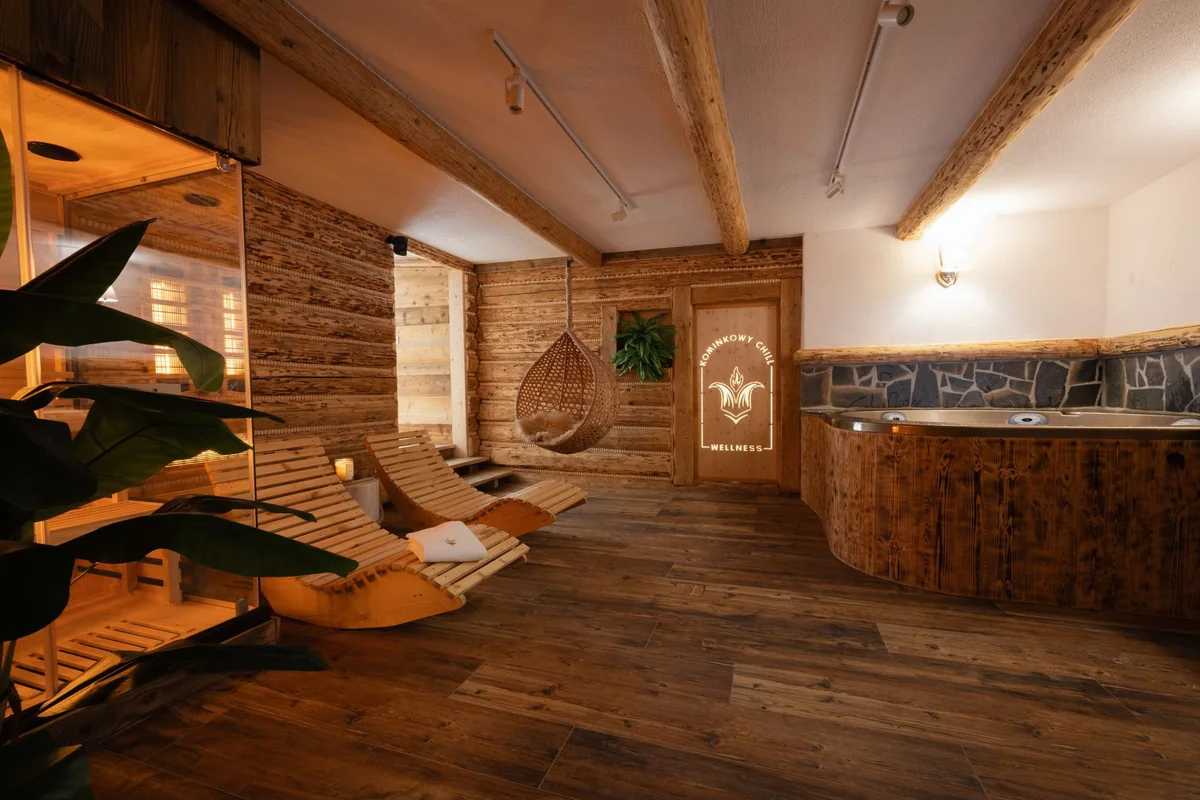 Sauna z drewnianymi ławami