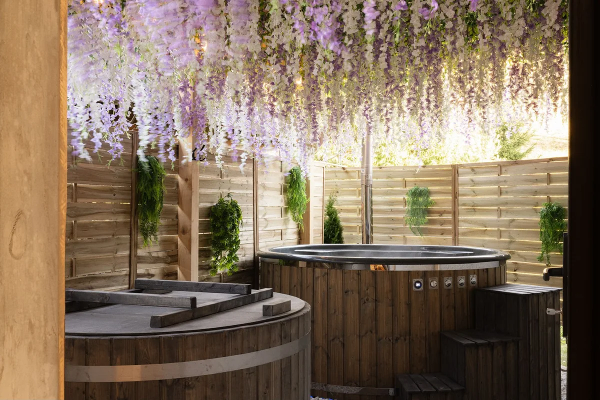 Zewnętrzne jacuzzi w strefie wellness