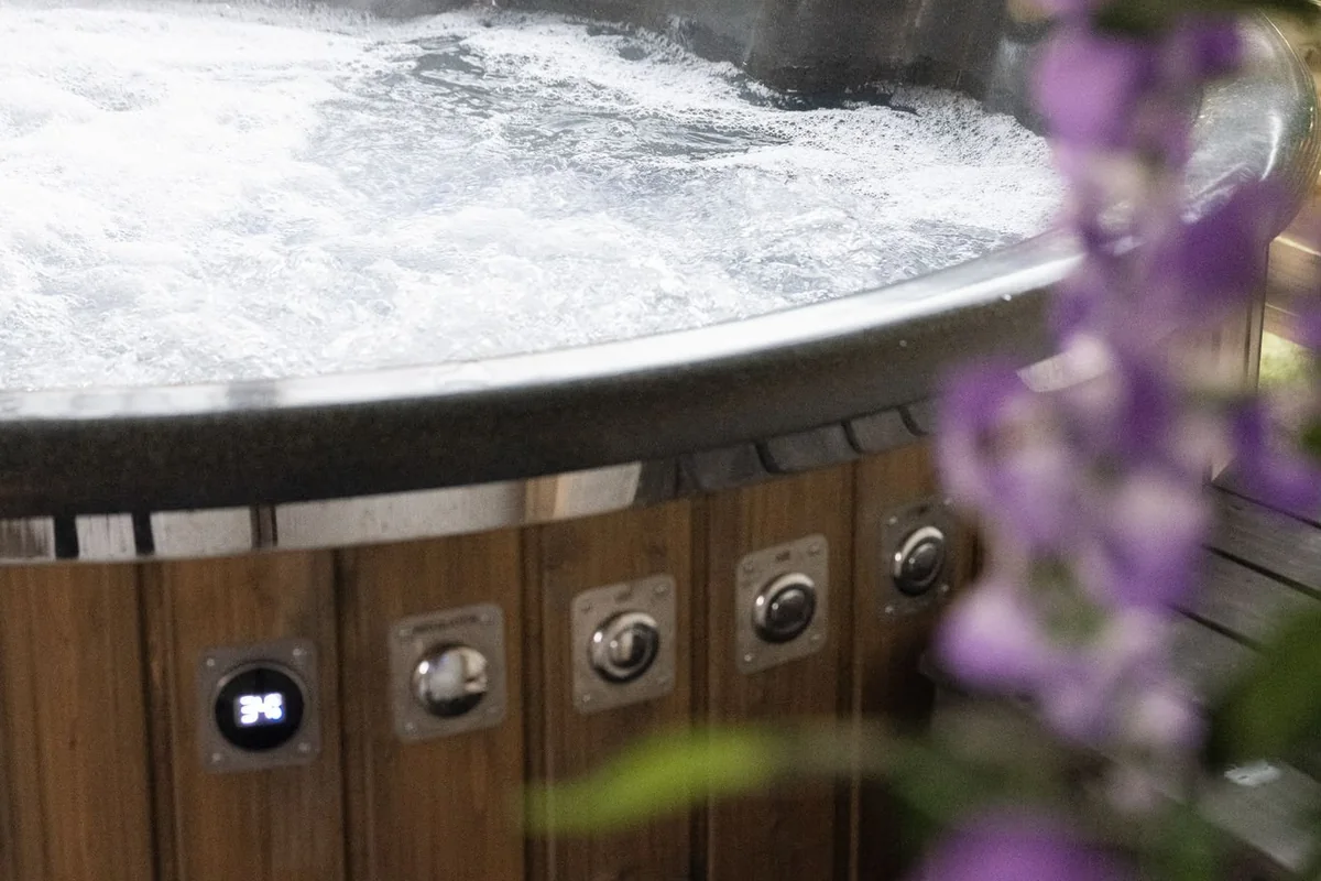 Jacuzzi otoczone kwiatami